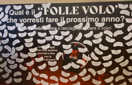 TEDxForlì 2025 – 3_Il folle volo TEDxForlì 2025 – The Mad Flight The audience was invited to write their own MAD FLIGHT on a paper feather. Many accepted the invitation. At the end of the evening, the most delightfully mad ones were awarded.